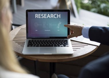 Dizüstü Dna simgelerle gösteren iş adamı