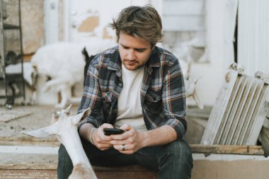 Keçi çiftliğinde telefonuna mesaj atan adam