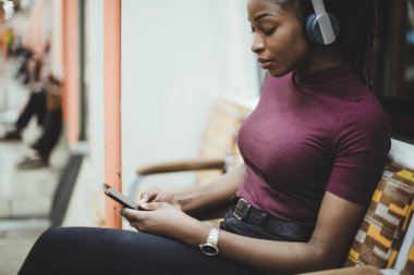 Kadın yalnız bir trende yolculuk