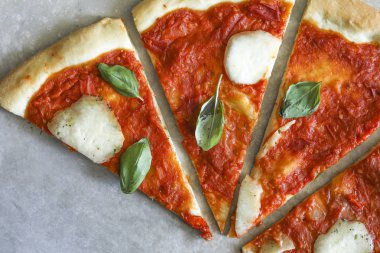 Ev yapımı vejetaryen Margherita pizza fotoğrafı.