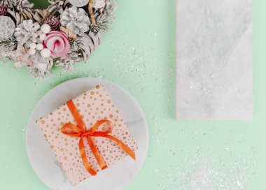 Noel turuncu hediye kutusu havadan görünümü