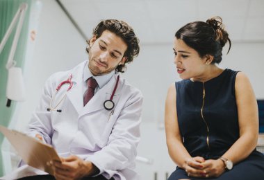 Doktor hastası ile tıbbi sonuçları tartışıyor