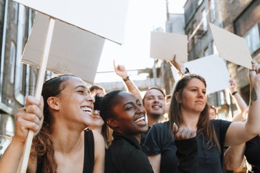 Kendinden geçmiş protestocular şehirde yürüyor