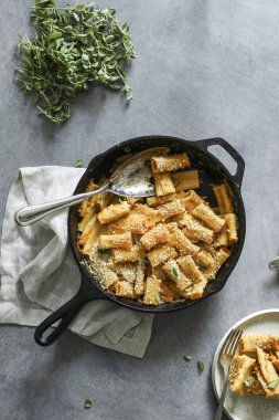Ev yapımı vegan Mac n peynir pişmiş.
