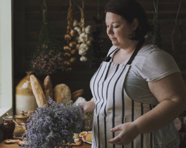 Elinde bir buket caspia çiçek çiçekçi