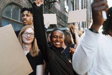 Bir gösteride kendinden geçmiş protestocular