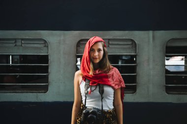 Batılı bayan gezgin Varanasi 'de bir tren istasyonunda duruyor.