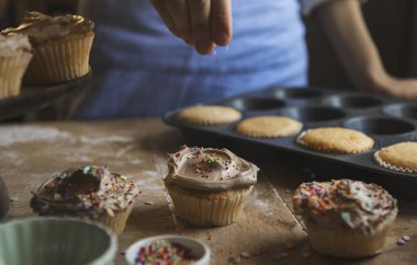 Sprinkles çikolatalı kek gıda fotoğraf tarifi fikir için ekleyerek el