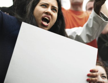 Grup kızgın eylemciler protesto ediyor