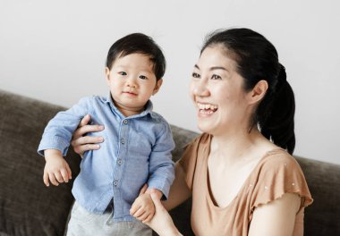 Çocuğuyla neşeli anne