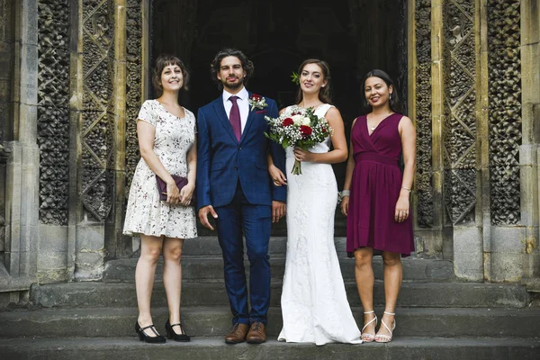 Frischvermählte Mit Ihrer Familie Außerhalb Der Kirche — Stockfoto