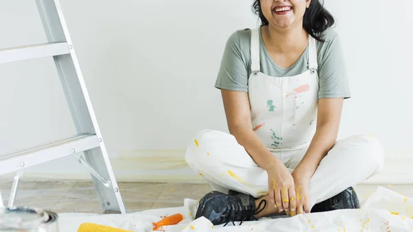 Cheerful Woman Resting Painted Wall — Stock Photo, Image
