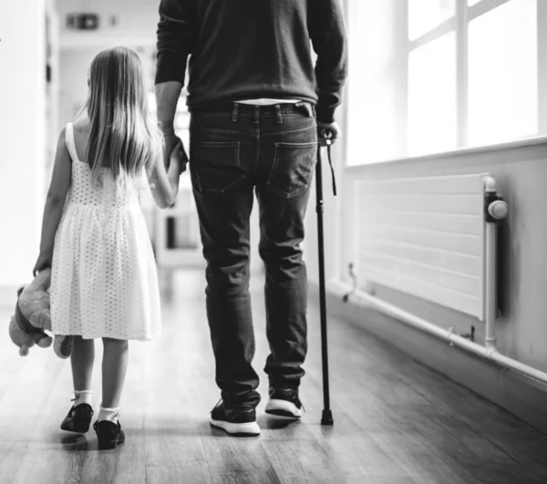 Hija Caminando Con Padre Discapacitado — Foto de Stock