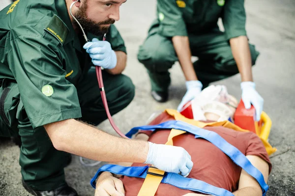 Squadra Paramedica Che Soccorre Paziente Critico — Foto Stock