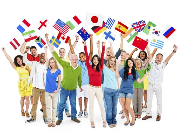 Веселая Многонациональная Группа Людей Стоящих Поднятыми Руками Мировыми Флагами — стоковое фото