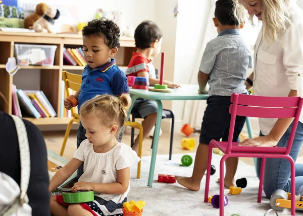 Crianças Berçário Brincando Com Professor Sala Aula — Fotografia de Stock