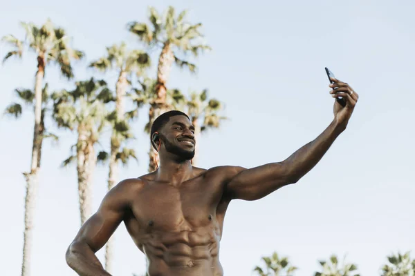 Fit Mens Een Selfie Nemen Het Strand — Stockfoto