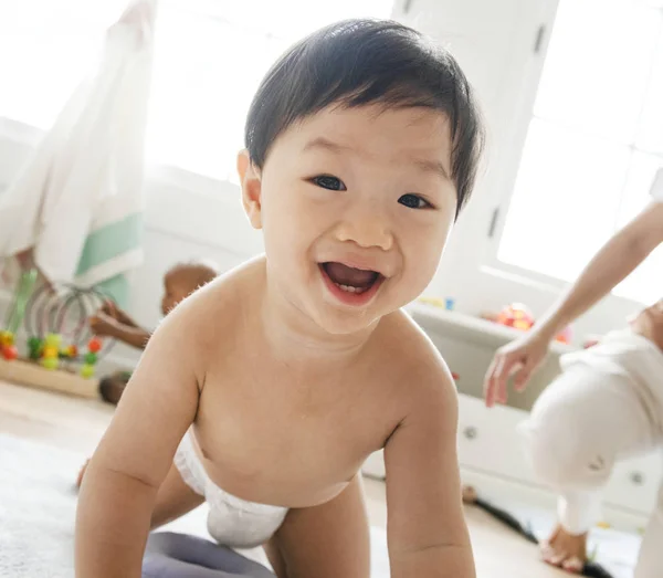 Aziatische Baby Kruipen Vloer — Stockfoto