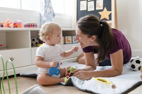 Moeder Speelt Met Haar Baby Verdieping — Stockfoto