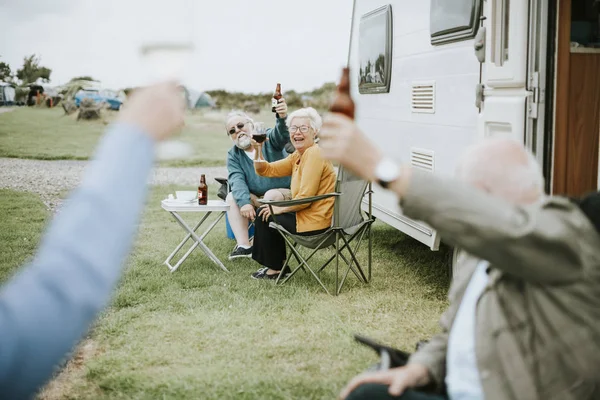 Feliz Seniors Levantando Sus Gafas — Foto de Stock