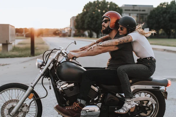 Biker Casal Andando Pela Estrada Pôr Sol — Fotografia de Stock