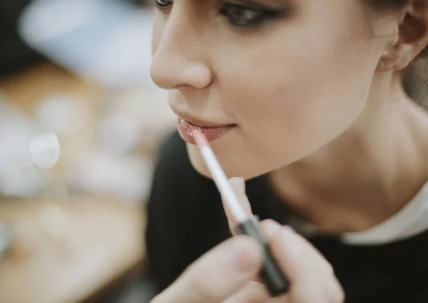 Maquillaje Artista Aplicando Brillo Labios Sobre Modelo — Foto de Stock