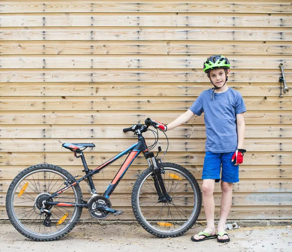 Młody Chłopak Stojący Jego Rower — Zdjęcie stockowe