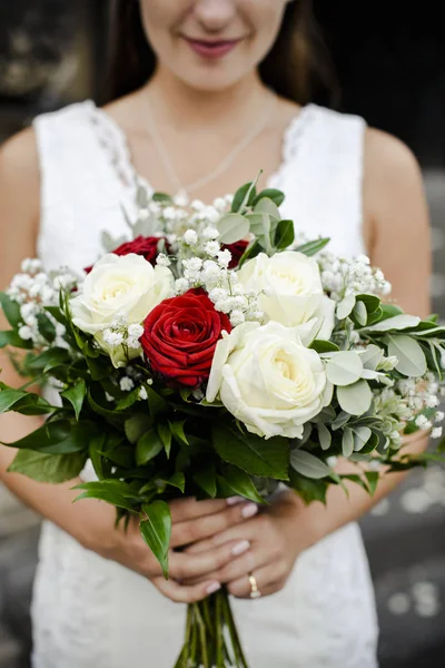Braut Mit Einem Strauß Rosen — Stockfoto