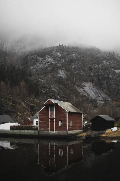 Röd Stuga Fjaerland Norge — Stockfoto