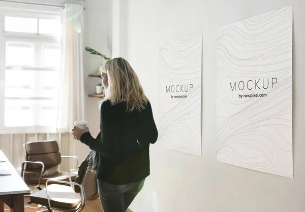 Kvinna Arbetsrymd Med Affisch Design Prototyper — Stockfoto