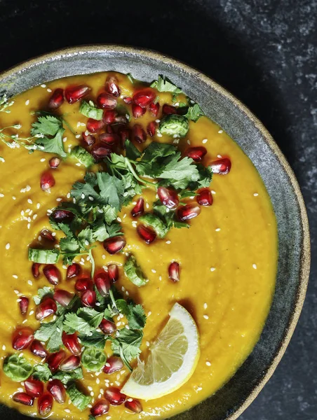 Sopa Abóbora Fresca Coberta Com Sementes Salsa Romã — Fotografia de Stock