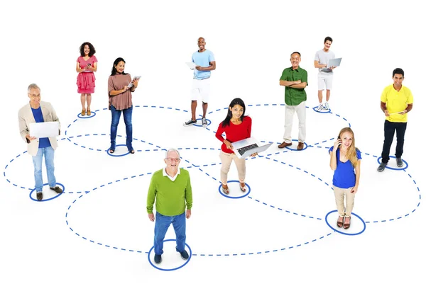 カジュアルなグループ多様な人々 が相互接続ソーシャルネットワー キングのコンセプト — ストック写真
