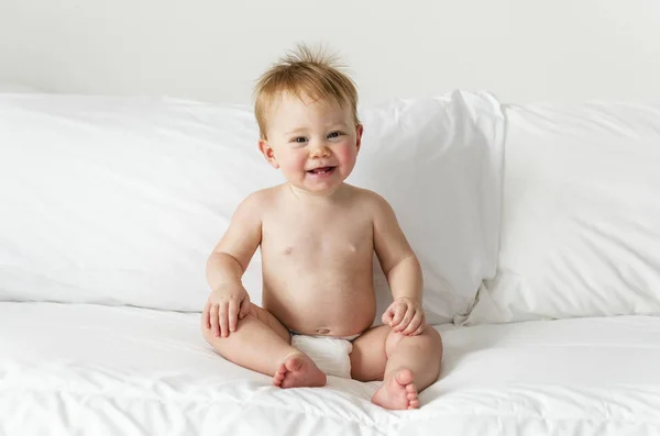 Lachende Baby Zittend Het Bed — Stockfoto