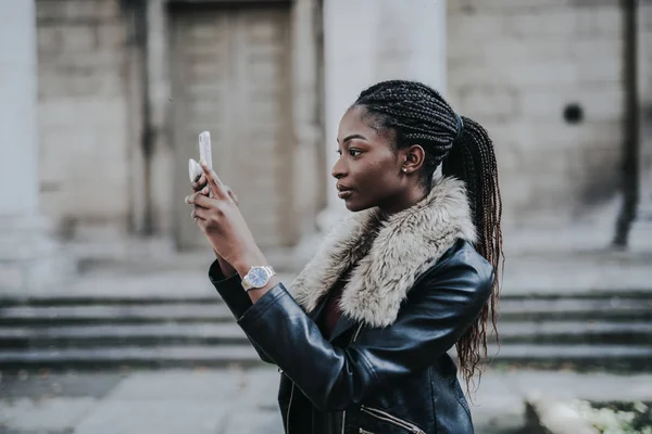 Mujer Tomando Una Foto Hito — Foto de Stock