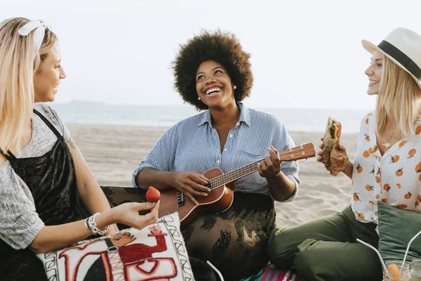 Amigos Cantando Juntos Piquenique Praia — Fotografia de Stock