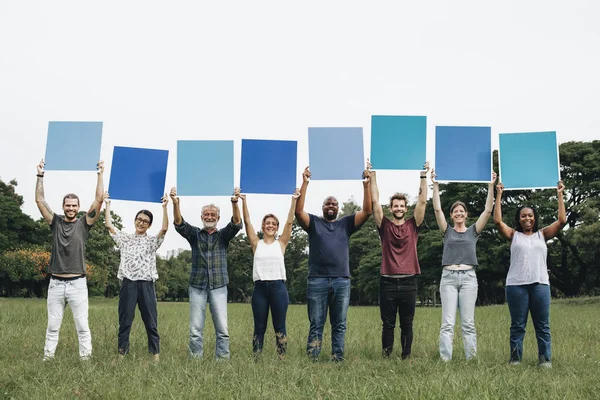 Diversas Personas Sosteniendo Tableros Cuadrados Azules Parque — Foto de Stock