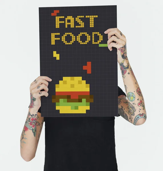 Женщина Держит Плакат Битной Иллюстрацией Вкусного Гамбургера — стоковое фото