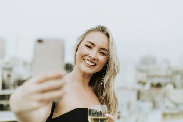 Mulher Alegre Tomando Uma Selfie Uma Festa Telhado — Fotografia de Stock