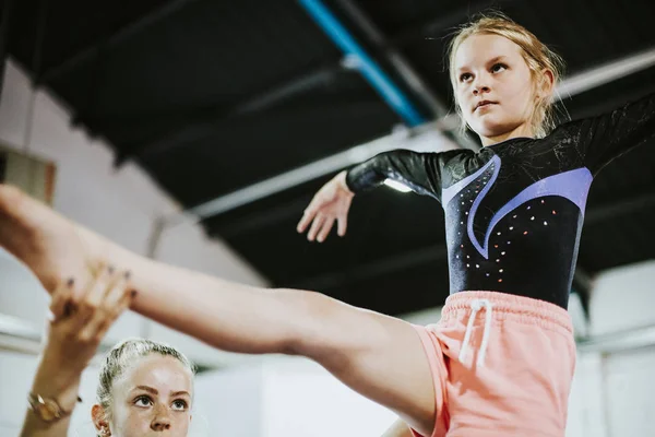 Coach Opleiding Jonge Gymnast Balans Een Evenwichtsbalk — Stockfoto