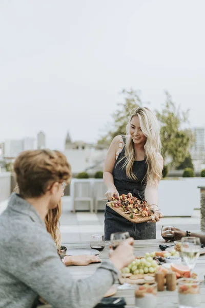 Mulher Servindo Churrasco Vegan Para Seus Amigos — Fotografia de Stock