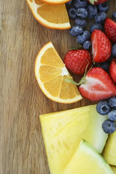 Frisches Obst Auf Einem Holzbrett Beim Picknick — Stockfoto