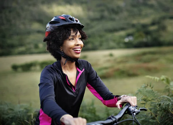 Ciclista Feminino Alegre Desfrutando Passeio Bicicleta — Fotografia de Stock