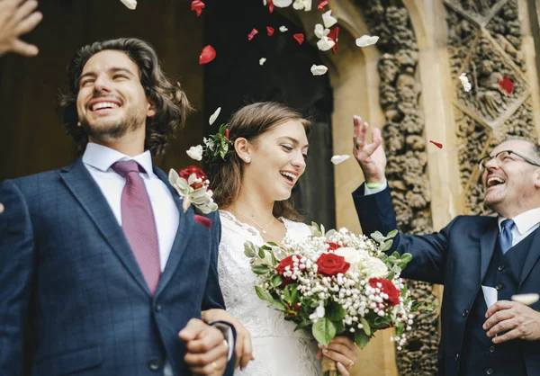 Familie Wirft Rosenblätter Auf Das Frisch Vermählte Brautpaar — Stockfoto