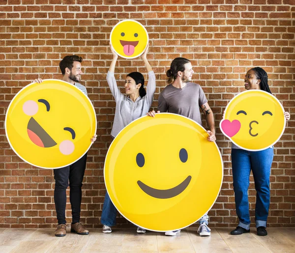 Pessoas Diversas Segurando Emoticons Positivos — Fotografia de Stock
