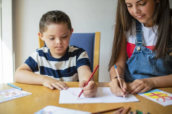 Ragazza Aiutando Suo Fratello Disegnare — Foto Stock