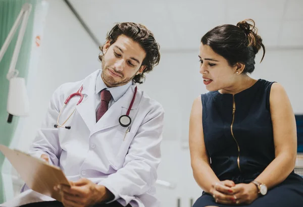 Médico Discutindo Resultados Médicos Com Seu Paciente — Fotografia de Stock