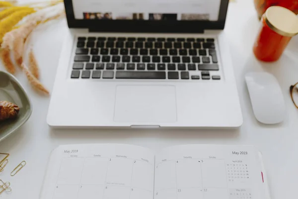 Laptop Uma Mesa Com Uma Caneca Café — Fotografia de Stock