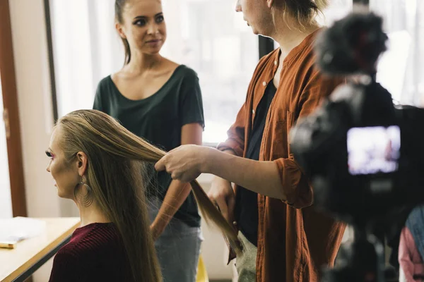 Hair Stylist Upptagen Med Att Arbeta Med Modell — Stockfoto