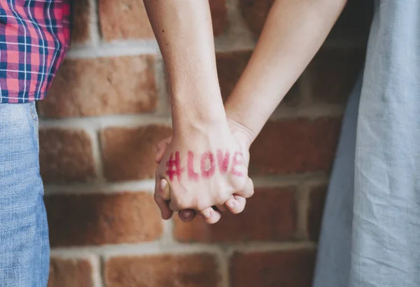Casal Com Hashtag Amor Escrito Suas Mãos — Fotografia de Stock