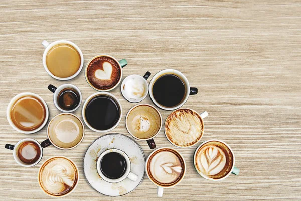 Diverse Koffie Kopjes Een Houten Tafel — Stockfoto